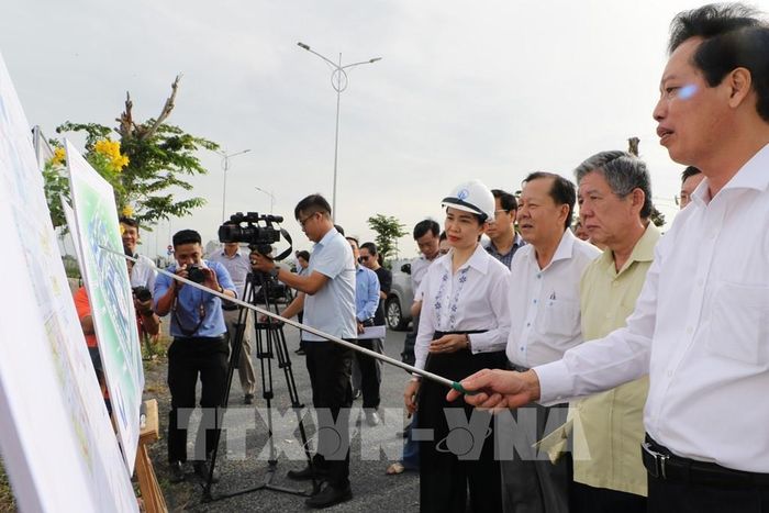 Đoàn công tác kiểm tra tiến độ xây dựng Trường phổ thông nội trú liên cấp Hồng Ngự (phường Hồng Ngự). Ảnh: Hồng Thái – TTXVN