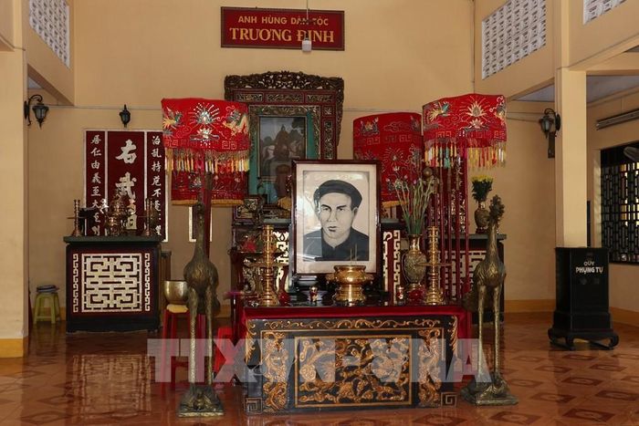 Bàn thờ của Anh hùng dân tộc Trương Định. Ảnh: Hữu Chí - TTXVN