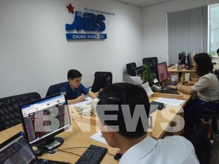 Giao dịch chứng khoán tại Công ty cổ phần Chứng khoán MB (MBS). Ảnh: Văn Giáp/Bnews/vnanet.vn