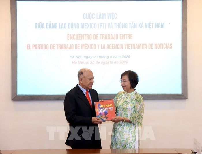 Tổng Giám đốc TTXVN Vũ Việt Trang tặng cuốn sách ảnh "Việt Nam 40 năm Đổi mới" cho Tổng Bí thư Đảng Lao động Mexico Alberto Anaya Gutierrez. Ảnh: Tuấn Anh – TTXVN
