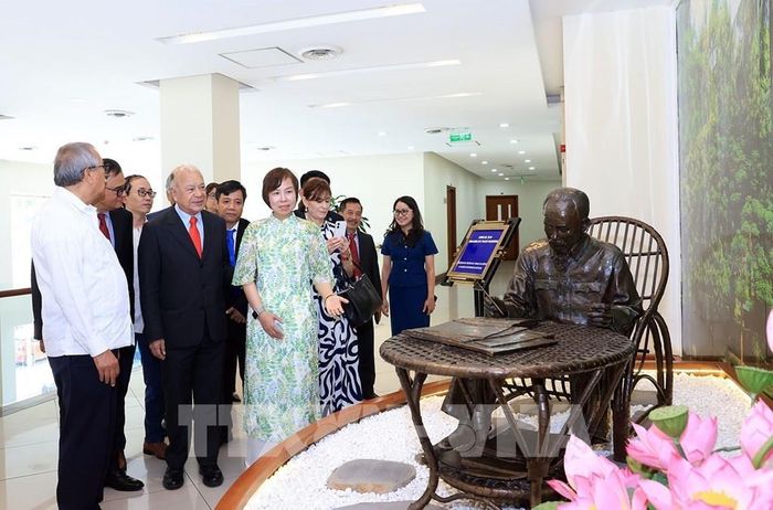 Tổng Giám đốc TTXVN Vũ Việt Trang giới thiệu bức tượng “Bác Hồ ngồi làm việc trong vườn hoa Phủ Chủ tịch”, do nhà điêu khắc người Mexico Pedro Ramirez Ponzanelli sáng tác và Đảng Lao động Mexico tặng TTXVN. Ảnh: Tuấn Anh - TTXVN