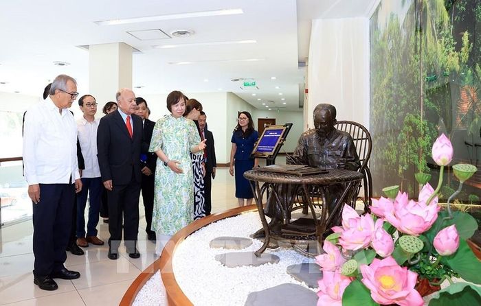 Tổng Giám đốc Thông tấn xã Việt Nam Vũ Việt Trang giới thiệu bức tượng “Bác Hồ ngồi làm việc trong vườn hoa Phủ Chủ tịch” do nhà điêu khắc người Mexico Pedro Ramirez Ponzanelli sáng tác và Đảng Lao động Mexico trao tặng. Ảnh: Tuấn Anh - TTXVN