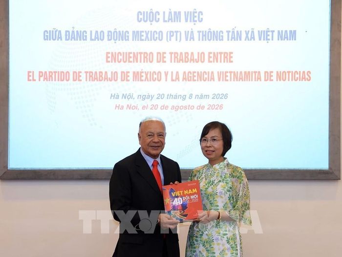 Tổng Giám đốc TTXVN Vũ Việt Trang tặng cuốn sách ảnh cho Tổng Bí thư Đảng Lao động Mexico (PT) Alberto Anaya Gutierrez. Ảnh: Tuấn Anh – TTXVN