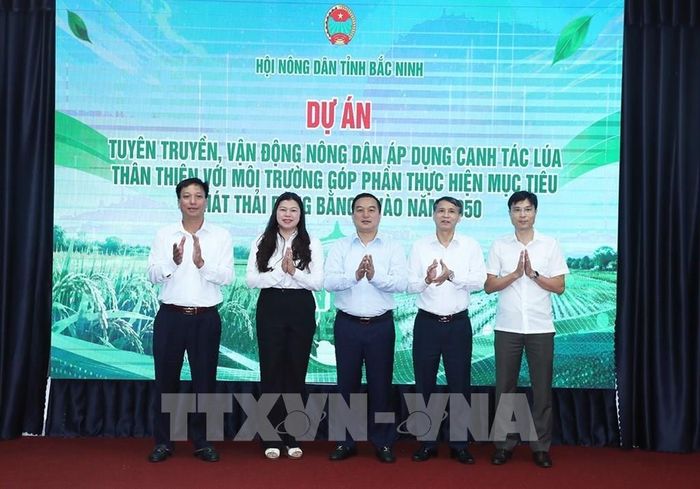 Các đại biểu khởi động Dự án “Tuyên truyền, vận động nông dân áp dụng canh tác lúa thân thiện với môi trường góp phần thực hiện mục tiêu phát thải ròng bằng 0 vào năm 2050”. Ảnh: Thái Hùng - TTXVN