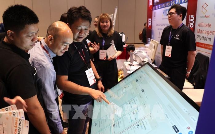 InnoEx 2026 thu hút sự chú ý của nhiều lượt khách đến tham quan, trải nghiệm dịch vụ của các nhà cung cấp. Ảnh: Hứa Chung-TTXVN 