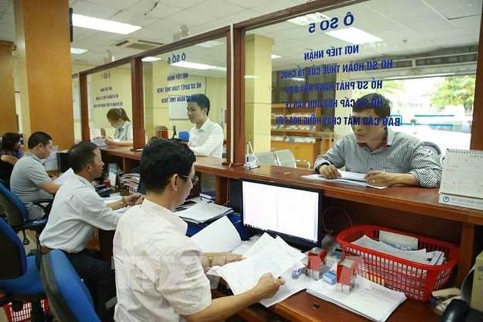 Thuế TP Hà Nội hướng dẫn người nộp thuế chủ động làm sạch mã số thuế. Ảnh: TTXVN