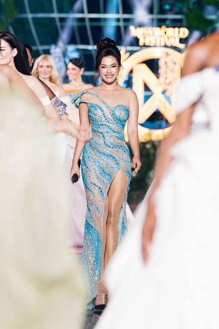  Tiết mục của Phương Vy có sự tham gia của 111 thí sinh Miss World cùng các hoa hậu, nam vương.