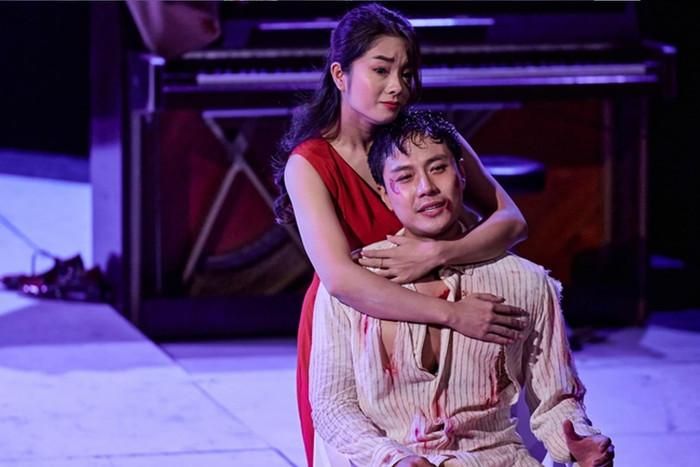 Dù hoạt động mạnh ở lĩnh vực phim ảnh, sân khấu vẫn giữ vị trí riêng trong sự nghiệp của Thanh Sơn. 