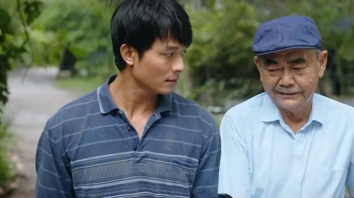 Trong tập 2 của phim Phù Sa, ông Hai Phước (do NSND Việt Anh) đóng vai trò làm điểm tựa tinh thần, thúc đẩy mạch truyện điều tra.