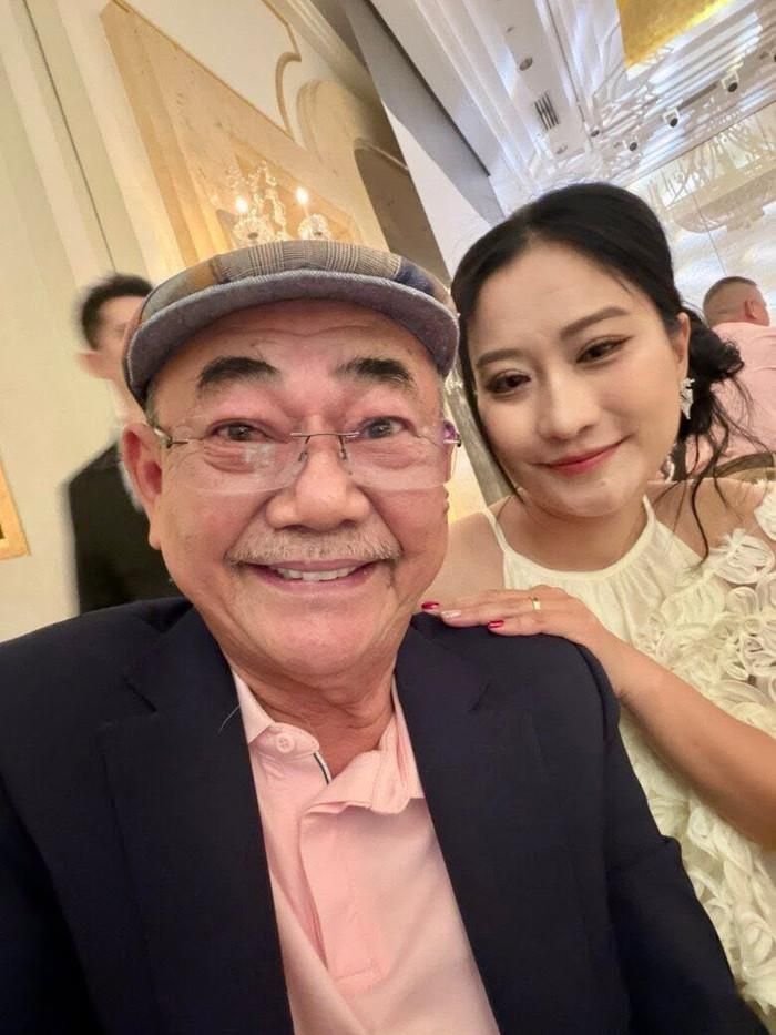 NSND Việt Anh hiện có cuộc sống hôn nhân bình yên bên bà xã Chân Chân, kém ông 36 tuổi.