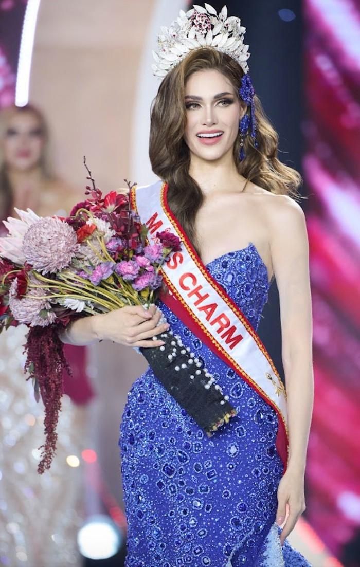 Đương kim Miss Charm là người đẹp Anna Blanco đến từ Venezuela.