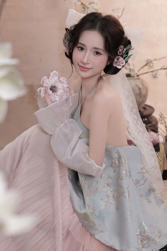 Hóa nàng thơ với vẻ đẹp nhẹ nhàng, thuần khiết