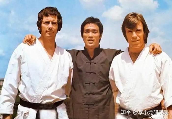 Cuộc đối đầu giữa Lý Tiểu Long và Chuck Norris đến nay vẫn là một trong những hình ảnh kinh điển của điện ảnh võ thuật. Ảnh: Weibo.