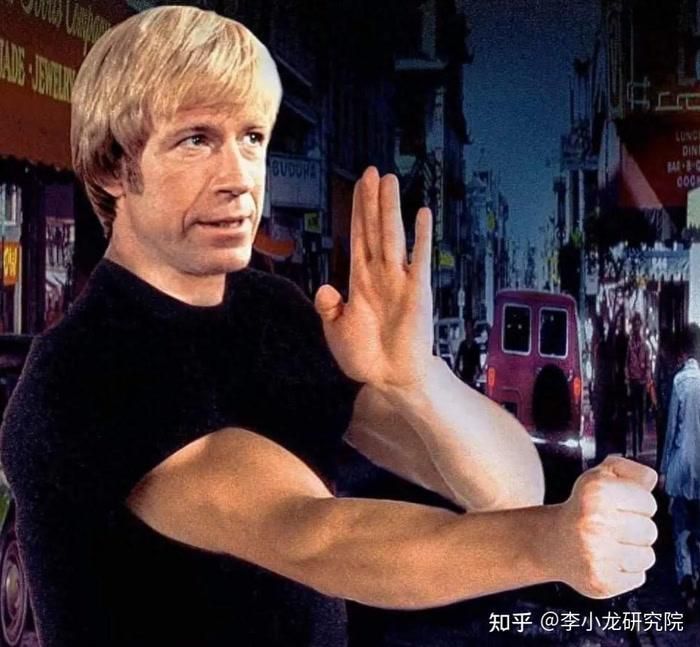Chuck Norris từng trực tiếp tập luyện và trao đổi võ thuật với Lý Tiểu Long ngoài đời. Ảnh: Weibo.
