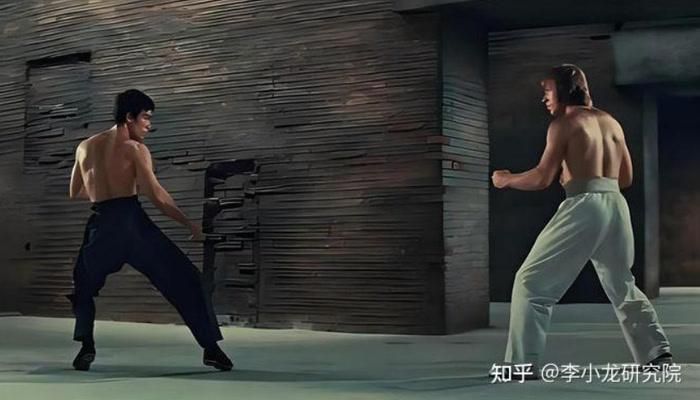 Chuck Norris và Lý Tiểu Long tạo nên màn quyết đấu kinh điển trong Mãnh long quá giang. Ảnh: Weibo.