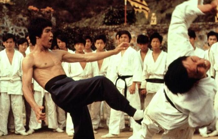 Lý Tiểu Long dành nhiều thời gian nghiên cứu và kết hợp các trường phái võ thuật khác nhau.