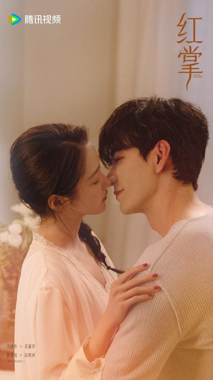 Quan Hiểu Đồng và Trần Tinh Húc là hai gương mặt chính của Hồng Chưởng, dự án huyền nghi, chính kịch do Hoàng Thiên Nhân đạo diễn và biên kịch Cửu Dạ Hồi đảm nhận. Phim chính thức khai máy vào giữa tháng 7/2026, xoay quanh Lục Dĩ Châu (Trần Tinh Húc), một tiến sĩ tâm lý học xuất thân từ gia đình danh giá, và Mạnh Lộ Sa (Quan Hiểu Đồng), nữ họa sĩ trẻ sở hữu nhiều nét bí ẩn. Hai người gặp nhau trong một đêm mưa rồi cùng sang Anh xây dựng cuộc sống mới. Tuy nhiên, phía sau mối tình tưởng như hoàn hảo là những vấn đề tâm lý và bí mật dần được hé lộ, khiến câu chuyện tình cảm chuyển sang màu sắc kịch tính và khó đoán hơn.