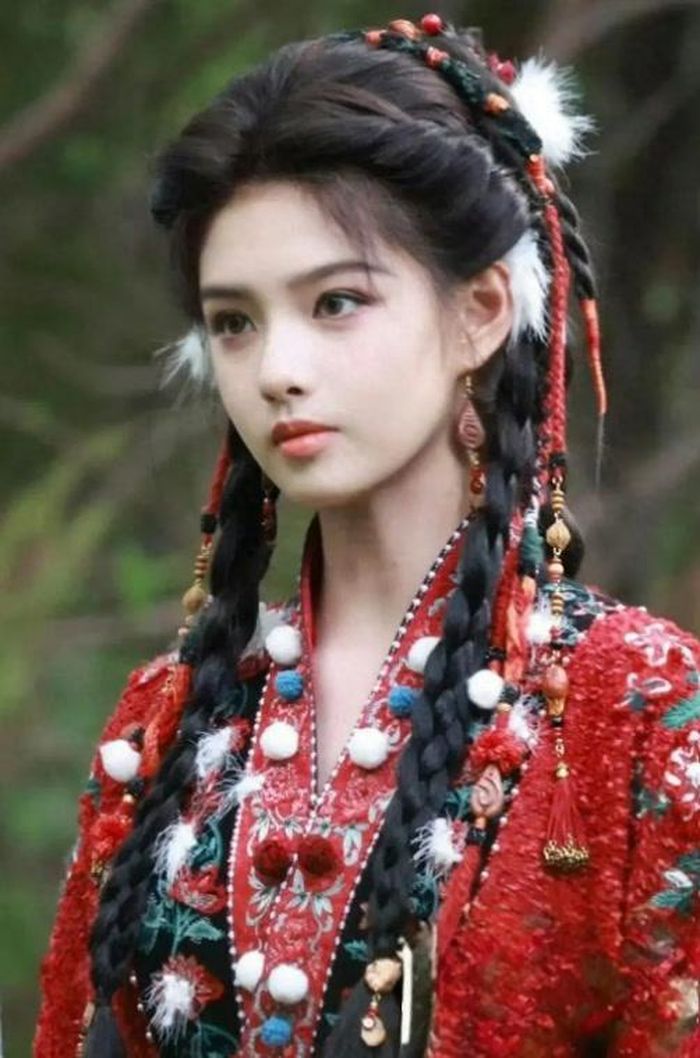 Những hình ảnh hậu trường mới của Bách Yêu Phổ đang thu hút sự chú ý khi ngoại hình của diễn viên Amy có sự thay đổi rõ rệt so với thời điểm phim mới khởi quay. Ảnh: Weibo