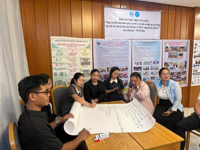 Các đại biểu thảo luận nhóm sôi nổi