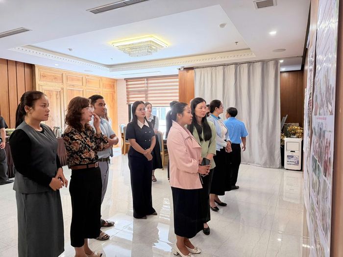 Phó Chủ tịch Hội LHPN Việt Nam Nguyễn Thị Thu Hiền (thứ 2 từ trái qua, hàng đầu) và các đại biểu tham quan không gian trưng bày hình ảnh hoạt động của các điểm trường