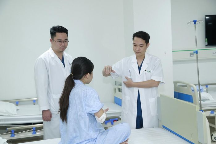 Bác sĩ thăm khám cho bệnh nhân sau phẫu thuật.