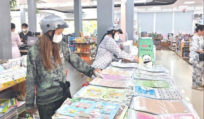 Mặc dù một số nhà sách đang cháy sách giáo khoa, Sở Giáo dục và Đào tạo các tỉnh vẫn đảm bảo đủ sách - Ảnh Hoàng Tuấn