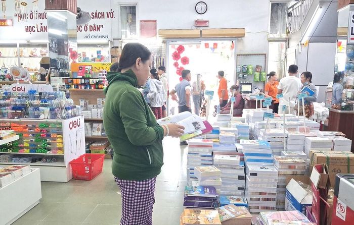Để mua được sách giáo khoa, nhiều phụ huynh tại phường Rạch Giá, tỉnh An Giang phải đặt cọc tiền mới có sách - Ảnh Hoàng Tuấn