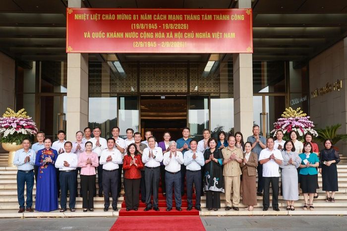 Chủ tịch Quốc hội Trần Thanh Mẫn, Chủ tịch UBTƯ MTTQ Việt Nam Bùi Thị Minh Hoài cùng các đại biểu chụp ảnh lưu niệm. Ảnh: Quang Vinh