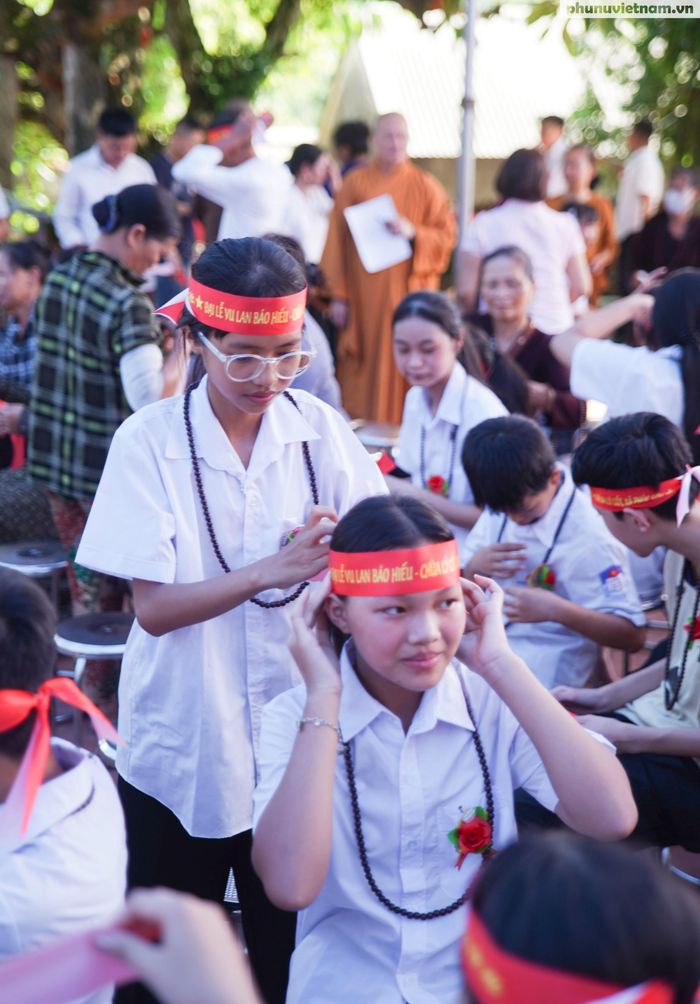 Điểm nhấn xúc động nhất của đại lễ là nghi thức bông hồng cài áo, nơi mỗi màu hoa mang một ý nghĩa nhân văn sâu sắc. Từng đóa hoa được ban tổ chức cẩn thận nâng niu, chuẩn bị trao gửi đến hàng trăm Phật tử và học sinh.