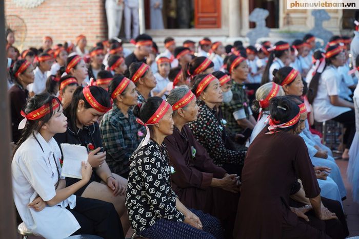 Xen lẫn sắc đỏ là những bông hồng nhạt bùi ngùi nằm trên ngực áo của những ai thiếu vắng đi tình thương của cha hoặc mẹ. Đóa hoa thể hiện sự xót xa tiếc nuối, nhưng cũng là lời động viên họ hãy biết trân quý người còn lại.