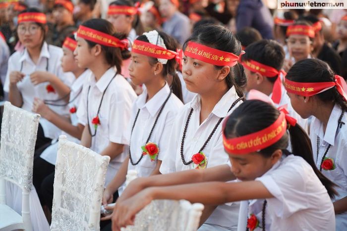 Những đóa hồng đỏ thắm rực rỡ được trân trọng cài lên ngực áo của các em học sinh may mắn còn cả cha lẫn mẹ trên đời. Màu đỏ tượng trưng cho niềm hạnh phúc vẹn tròn, nhắc nhở các em phải luôn hiếu thảo và vâng lời đấng sinh thành