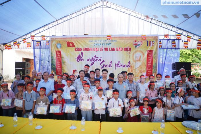 Cầm trên tay cuốn sổ và chiếc bút mới, gương mặt các em học sinh ánh lên niềm hạnh phúc và lòng biết ơn sâu sắc. Những trang giấy này sẽ là nơi các em viết lên lời tri ân bản thân, gia đình và quê hương đất nước.