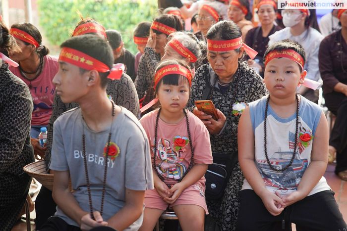 Trong khuôn khổ buổi lễ, quý thầy và ban tổ chức đã ân cần trao tặng những chiếc vòng Bồ Đề bình an cho các em học sinh. Hạt Bồ Đề như biểu tượng của sự tỉnh thức, mang năng lượng chở che và nhắc nhở các em giữ tâm hiếu đạo.