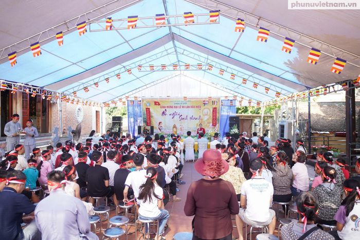 Trong không khí trang nghiêm, ấm áp của mùa Vu Lan, nghi thức bông hồng cài áo tại chùa Lý Cốt (thôn Lý Cốt, xã Quang Trung, tỉnh Bắc Ninh) đã mang đến nhiều cảm xúc cho các em học sinh và người dân. Qua mỗi màu hoa, người tham dự được nhắc nhớ về công ơn sinh thành, biết trân trọng tình thân và nuôi dưỡng lòng hiếu thảo.