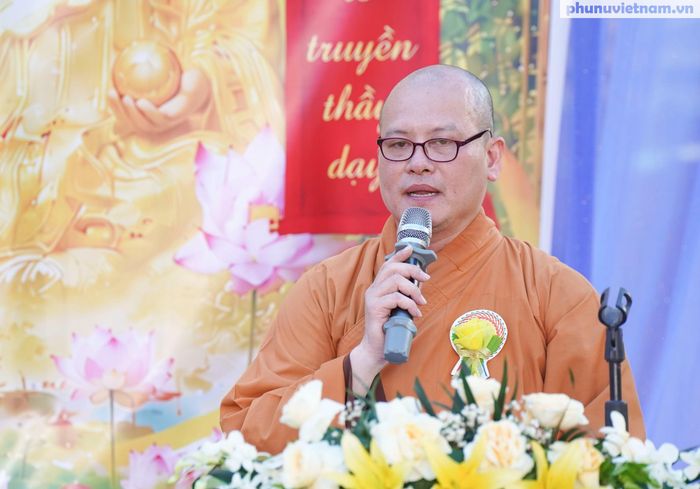 Qua những chia sẻ của Đại đức Thích Quảng Tuyền, các em nhỏ và người dân được lắng nghe những bài học sâu sắc về đạo hiếu. Đây là những lời nhắc nhở ý nghĩa, giúp mỗi người thấu hiểu hơn tình yêu thương vô bờ bến của cha mẹ.