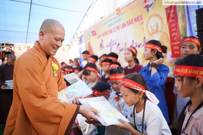Niềm vui nhân đôi khi ban tổ chức còn chuẩn bị nhiều phần quà thiết thực như sách vở, bút viết để gửi tặng đến các em nhỏ. Những món quà tuy giản dị nhưng gửi gắm mong mỏi các em luôn chăm ngoan, học giỏi và trở thành người có ích.