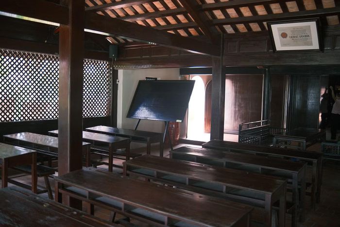 Không gian cổ kính bên trong trường Dục Thanh