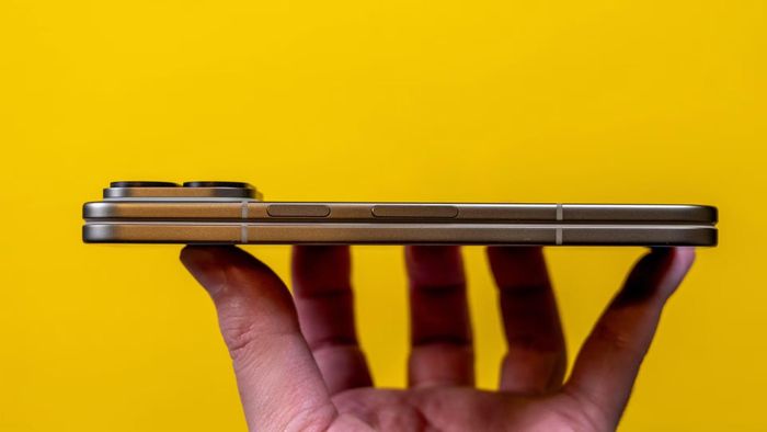 Hai nửa thân máy của Pixel 11 Pro Fold có độ dày không hoàn toàn giống nhau