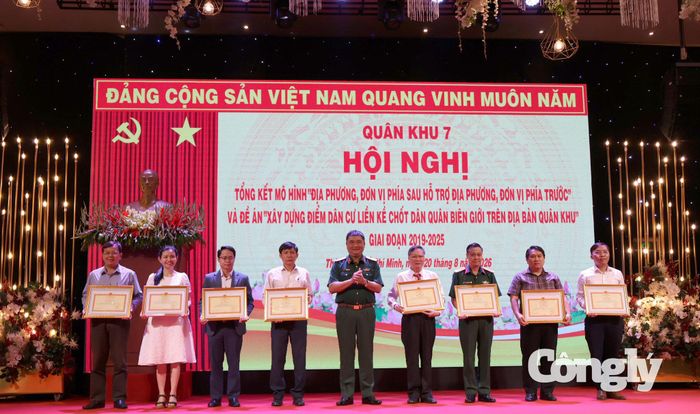 Trung tướng Lê Xuân Thế, Tư lệnh Quân khu 7 trao bằng khen cho các tập thể và cá nhân xuất sắc trong Mô hình “Địa phương, đơn vị phía sau hỗ trợ địa phương, đơn vị phía trước” và Đề án “Xây dựng Điểm dân cư liền kề chốt dân quân biên giới” giai đoạn 2019 – 2025.