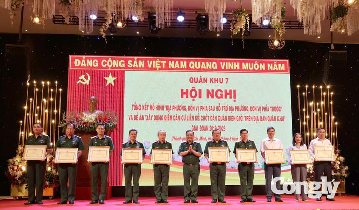 Bộ Tư lệnh Quân khu 7 đã trao thưởng cho 20 tập thể và 16 cá nhân có thành tích xuất sắc