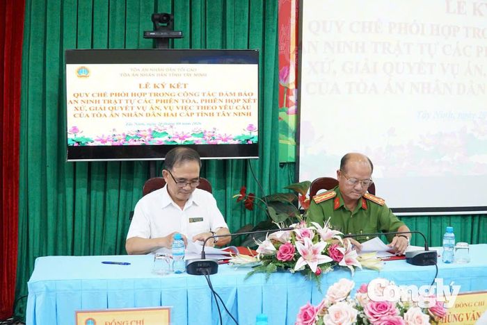 Ông Đỗ Văn Thinh - Phó Chánh án TAND tỉnh và Đại tá Trần Văn Luận - Phó Giám đốc Công an tỉnh, đại diện hai đơn vị ký kết Quy chế.