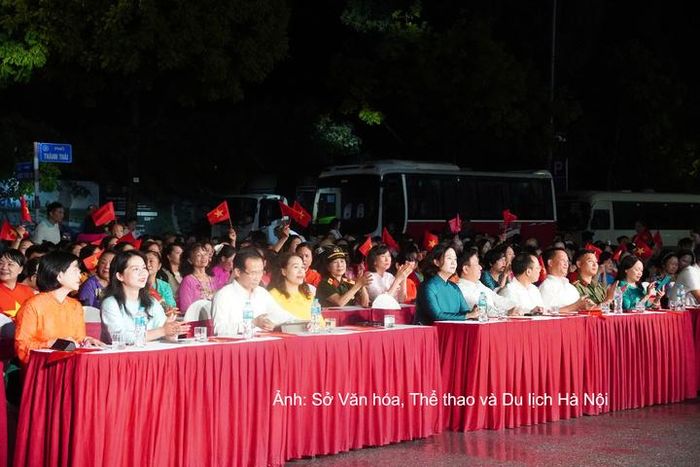 Các đại biểu cùng đông đảo người dân Thủ đô tham dự chương trình nghệ thuật “Từ mùa thu độc lập”.
