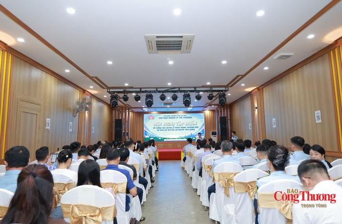 Toàn cảnh Hội nghị tập huấn về công tác quản lý hoạt động thương mại và bảo vệ quyền lợi người tiêu dùng năm 2026.