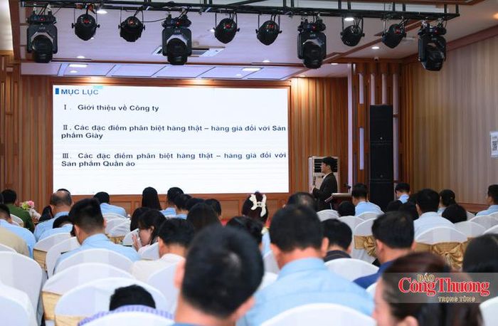 Các chuyên gia thảo luận tại hội nghị.
