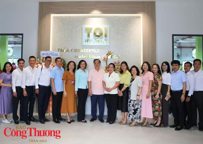 Thứ trưởng Bộ Công thương Phan Thị Thắng cùng Đoàn công tác Bộ Công Thương thăm Công ty Cổ phần Tex-Giang 