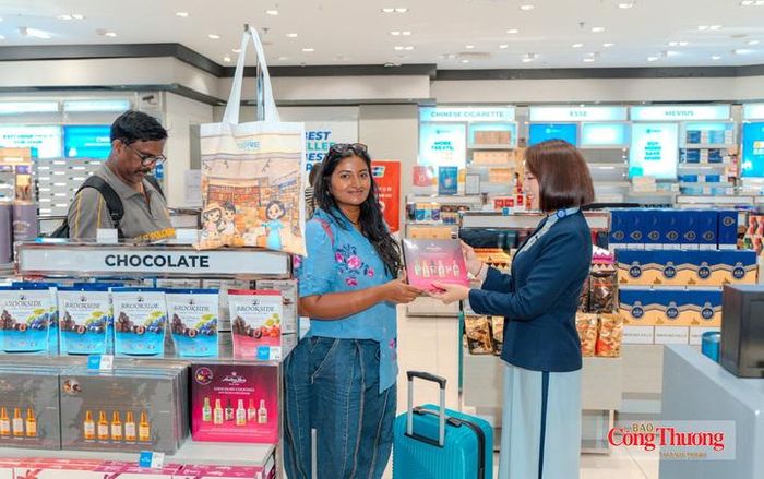 Khách quốc tế mua sắm tại Sasco Duty Free, sân bay quốc tế Tân Sơn Nhất.