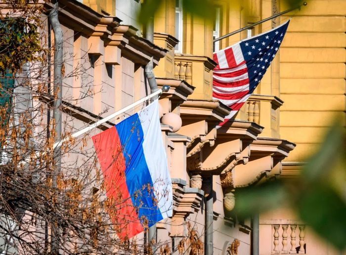 Bà Zakharova thừa nhận, hai bên đã đạt một số tiến triển trong việc khôi phục hoạt động đầy đủ của các cơ quan đại diện ngoại giao. Song, Đại sứ quán và các Tổng lãnh sứ quán Nga tại Mỹ vẫn chưa thể hoạt động bình thường