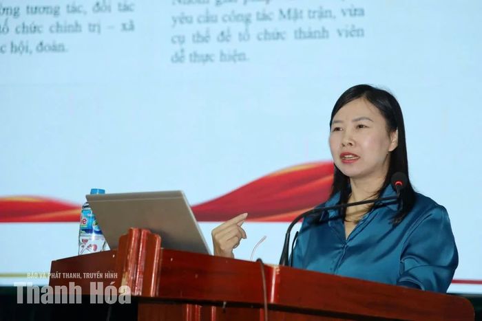 Phó Chủ tịch Ủy ban MTTQ tỉnh Nguyễn Thị Phương truyền đạt nội dung cơ bản của Nghị quyết Đại hội đại biểu MTTQ Việt Nam lần thứ XI.