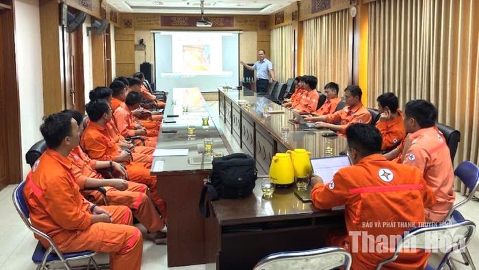 Giảng viên hướng dẫn các nội dung huấn luyện an toàn điện cho cán bộ, công nhân viên TSHPCo.