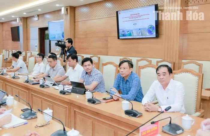 Đại diện lãnh đạo các xã Hoằng Thanh, Hoằng Tiến dự hội nghị.